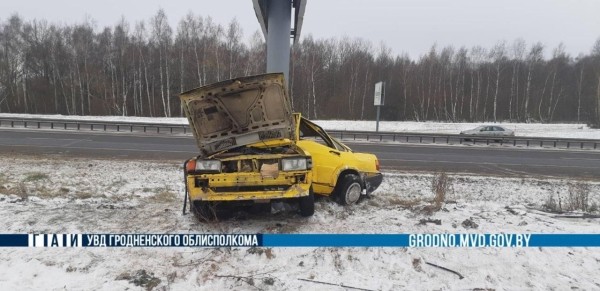Audi врезалась в опору рекламного щита. В МЧС показали, как доставали водителя Audi врезалась в опору рекламного щита. В МЧС показали, как доставали водителя