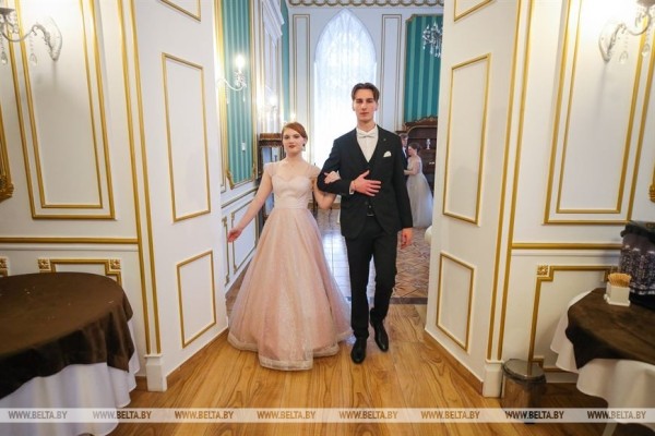 Студенты и учащиеся Брестской области станцевали на новогоднем балу в Коссовском дворце Студенты и учащиеся Брестской области станцевали на новогоднем балу в Коссовском дворце