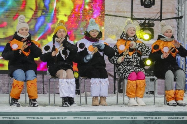 Тысячи туристов из Беларуси и зарубежья приехали в Беловежскую пущу на 20-летие поместья Деда Мороза Тысячи туристов из Беларуси и зарубежья приехали в Беловежскую пущу на 20-летие поместья Деда Мороза