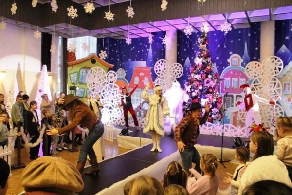 В Бресте устроили новогодний праздник для 300 детей-сирот и с ограниченными возможностями В Бресте устроили новогодний праздник для 300 детей-сирот и с ограниченными возможностями