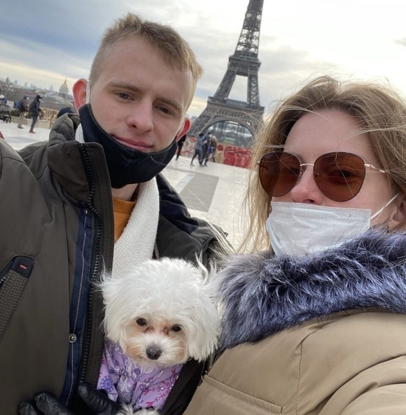 «Первое время работа вместе была адом!» Супруги пятый год живут в тесной кабине фуры и завели ещё собаку