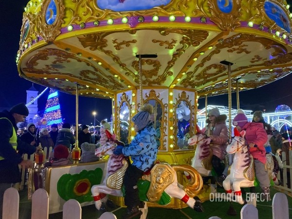 В Бресте зажгли главную елку города В Бресте зажгли главную елку города
