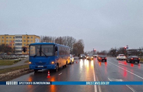 Водитель автобуса в Кобрине задним ходом врезался в Toyota Водитель автобуса в Кобрине задним ходом врезался в Toyota