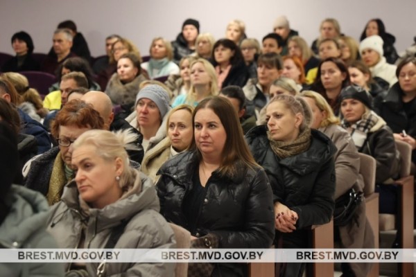 В СШ № 11 г.Бреста прошло необычное родительское собрание В СШ № 11 г.Бреста прошло необычное родительское собрание