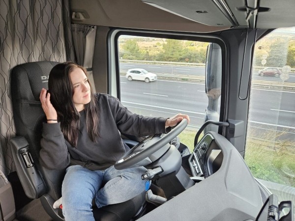 Белоруска устала ждать мужа из рейсов и вместе с ним ушла в дальнобой Белоруска устала ждать мужа из рейсов и вместе с ним ушла в дальнобой