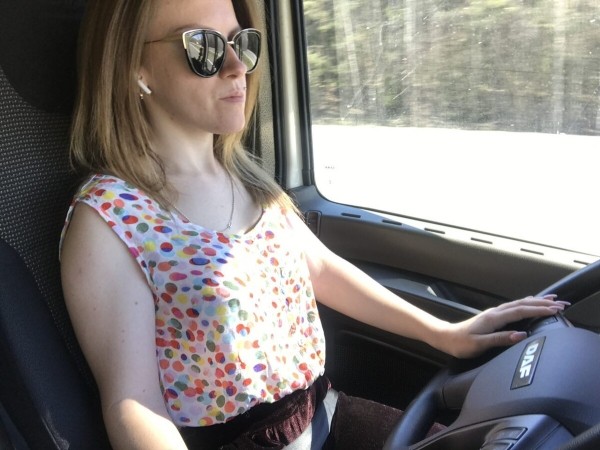 «Первое время работа вместе была адом!» Супруги пятый год живут в тесной кабине фуры и завели ещё собаку