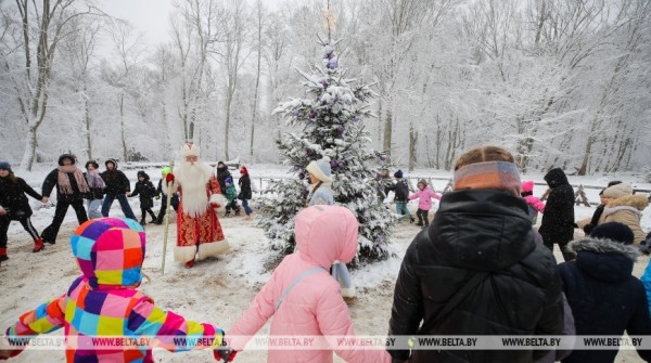 Тысячи туристов из Беларуси и зарубежья приехали в Беловежскую пущу на 20-летие поместья Деда Мороза Тысячи туристов из Беларуси и зарубежья приехали в Беловежскую пущу на 20-летие поместья Деда Мороза