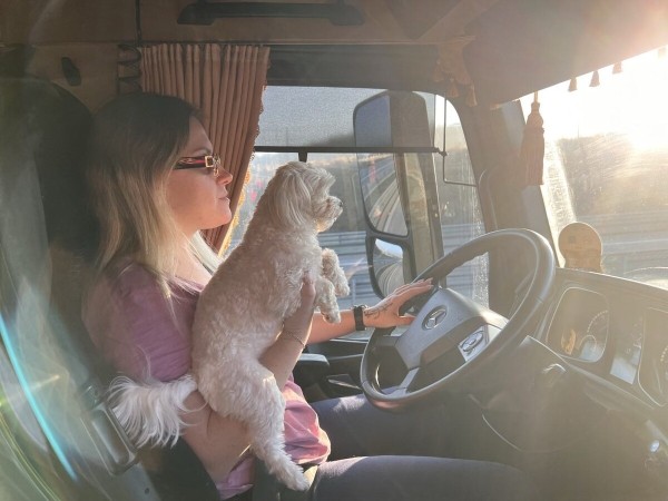 «Первое время работа вместе была адом!» Супруги пятый год живут в тесной кабине фуры и завели ещё собаку