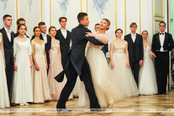 Студенты и учащиеся Брестской области станцевали на новогоднем балу в Коссовском дворце Студенты и учащиеся Брестской области станцевали на новогоднем балу в Коссовском дворце