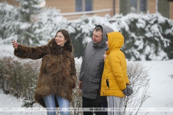 Тысячи туристов из Беларуси и зарубежья приехали в Беловежскую пущу на 20-летие поместья Деда Мороза Тысячи туристов из Беларуси и зарубежья приехали в Беловежскую пущу на 20-летие поместья Деда Мороза