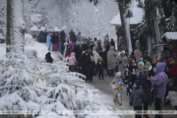 Тысячи туристов из Беларуси и зарубежья приехали в Беловежскую пущу на 20-летие поместья Деда Мороза Тысячи туристов из Беларуси и зарубежья приехали в Беловежскую пущу на 20-летие поместья Деда Мороза