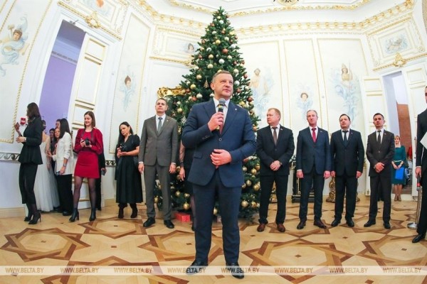 Студенты и учащиеся Брестской области станцевали на новогоднем балу в Коссовском дворце Студенты и учащиеся Брестской области станцевали на новогоднем балу в Коссовском дворце