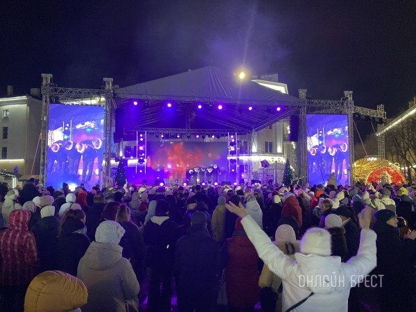 В Бресте зажгли главную елку города В Бресте зажгли главную елку города