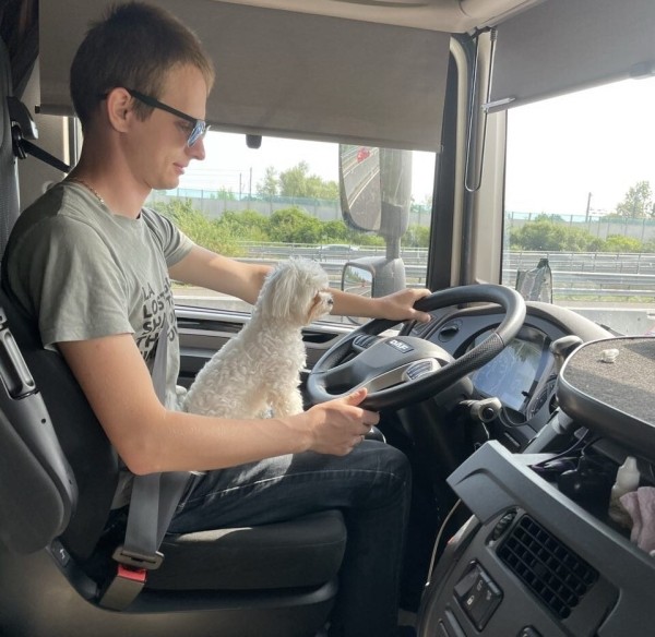 «Первое время работа вместе была адом!» Супруги пятый год живут в тесной кабине фуры и завели ещё собаку