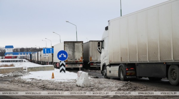 Очередь из фур на подъезде к «Козловичам» растянулась более чем на 30 км Очередь из фур на подъезде к «Козловичам» растянулась более чем на 30 км