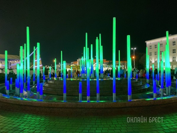 В Бресте зажгли главную елку города В Бресте зажгли главную елку города