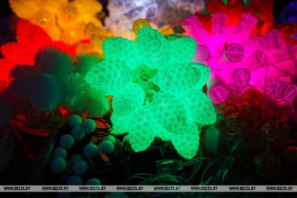 Пестрые, сияющие и манящие. Предновогодние ярмарки открылись в Бресте Пестрые, сияющие и манящие. Предновогодние ярмарки открылись в Бресте