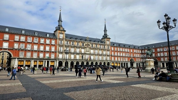 Белоруска устала ждать мужа из рейсов и вместе с ним ушла в дальнобой Белоруска устала ждать мужа из рейсов и вместе с ним ушла в дальнобой