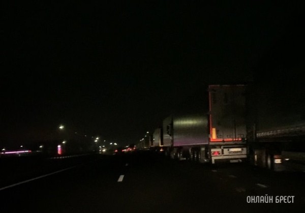 Более 3300 фур стоят на границе Беларуси с ЕС