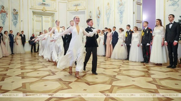 Студенты и учащиеся Брестской области станцевали на новогоднем балу в Коссовском дворце Студенты и учащиеся Брестской области станцевали на новогоднем балу в Коссовском дворце