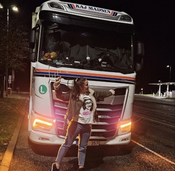 Белоруска устала ждать мужа из рейсов и вместе с ним ушла в дальнобой Белоруска устала ждать мужа из рейсов и вместе с ним ушла в дальнобой