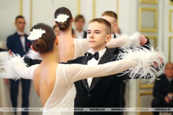 Студенты и учащиеся Брестской области станцевали на новогоднем балу в Коссовском дворце Студенты и учащиеся Брестской области станцевали на новогоднем балу в Коссовском дворце