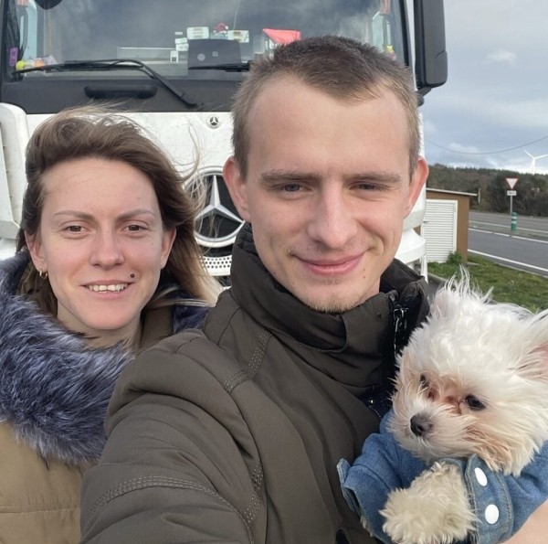 «Первое время работа вместе была адом!» Супруги пятый год живут в тесной кабине фуры и завели ещё собаку