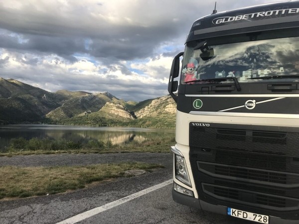 «Первое время работа вместе была адом!» Супруги пятый год живут в тесной кабине фуры и завели ещё собаку