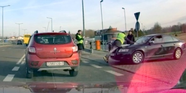 На польской границе водитель Audi пытался вклиниться в очередь и усадил человека на капот На польской границе водитель Audi пытался вклиниться в очередь и усадил человека на капот