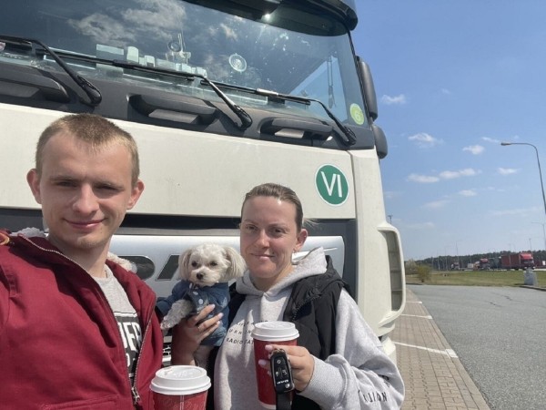 «Первое время работа вместе была адом!» Супруги пятый год живут в тесной кабине фуры и завели ещё собаку