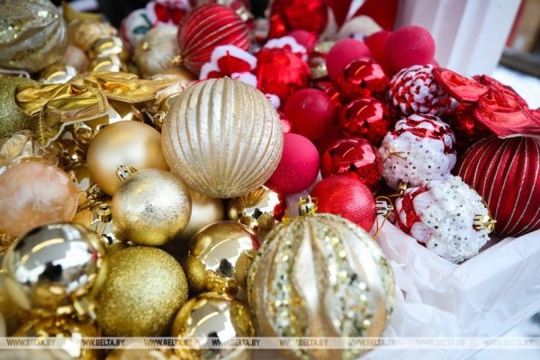 Пестрые, сияющие и манящие. Предновогодние ярмарки открылись в Бресте Пестрые, сияющие и манящие. Предновогодние ярмарки открылись в Бресте