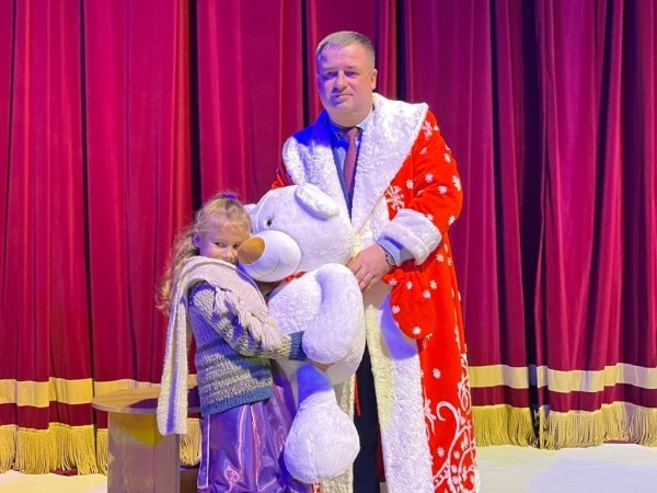 В Бресте устроили новогодний праздник для 300 детей-сирот и с ограниченными возможностями В Бресте устроили новогодний праздник для 300 детей-сирот и с ограниченными возможностями