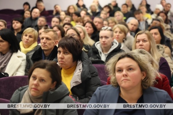 В СШ № 11 г.Бреста прошло необычное родительское собрание В СШ № 11 г.Бреста прошло необычное родительское собрание