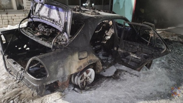 Легковой автомобиль сгорел в гараже в Барановичах Легковой автомобиль сгорел в гараже в Барановичах