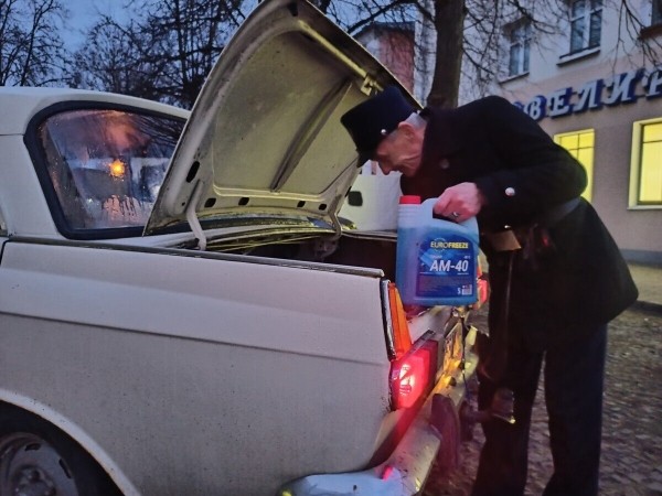 Фонарщик из Бреста показал «Москвич-412», с которым не хочет расставаться Фонарщик из Бреста показал «Москвич-412», с которым не хочет расставаться