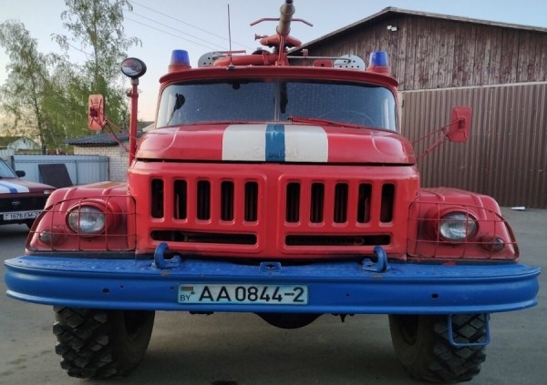 В Гомеле продают раритетный пожарный Mercedes. Сколько просят за 50-летнюю машину?