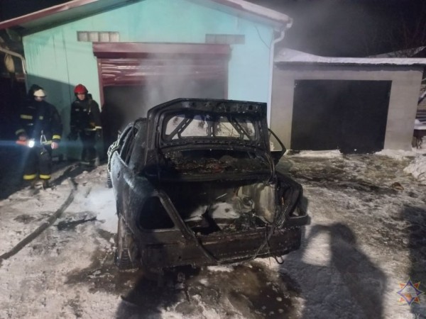 Легковой автомобиль сгорел в гараже в Барановичах Легковой автомобиль сгорел в гараже в Барановичах