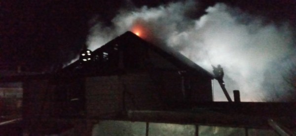 В Каменецком районе в новогоднюю ночь загорелся жилой дом В Каменецком районе в новогоднюю ночь загорелся жилой дом