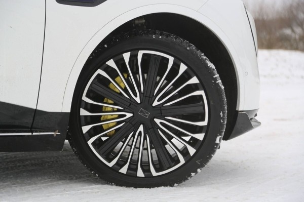 «Когда грянули морозы, заряда гарантированно хватало на 400 км». Белорус о владении роскошным «китайцем» Avatr 11 «Когда грянули морозы, заряда гарантированно хватало на 400 км». Белорус о владении роскошным «китайцем» Avatr 11