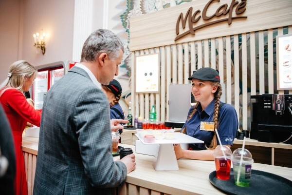 «У полиции только один вопрос: cash или карта?». Девушка из Брестской области колесит по Европе на Mercedes-Benz Actros «У полиции только один вопрос: cash или карта?». Девушка из Брестской области колесит по Европе на Mercedes-Benz Actros