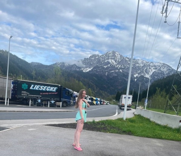 «У полиции только один вопрос: cash или карта?». Девушка из Брестской области колесит по Европе на Mercedes-Benz Actros «У полиции только один вопрос: cash или карта?». Девушка из Брестской области колесит по Европе на Mercedes-Benz Actros