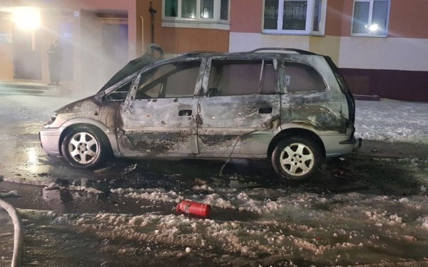 Машина загорелась на парковке в Барановичах Машина загорелась на парковке в Барановичах