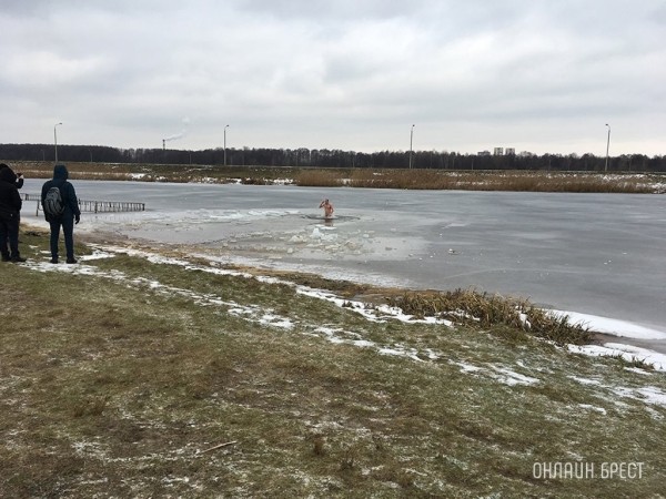 Крещенские купания: кому нельзя окунаться в прорубь Крещенские купания: кому нельзя окунаться в прорубь