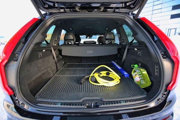 «ТО у дилера со всеми расходниками — 1 200 рублей». Белорус о владении 400-сильным гибридом Volvo XC90 «ТО у дилера со всеми расходниками — 1 200 рублей». Белорус о владении 400-сильным гибридом Volvo XC90