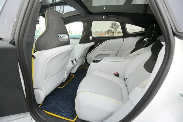 «Когда грянули морозы, заряда гарантированно хватало на 400 км». Белорус о владении роскошным «китайцем» Avatr 11 «Когда грянули морозы, заряда гарантированно хватало на 400 км». Белорус о владении роскошным «китайцем» Avatr 11