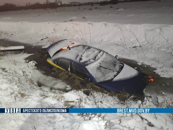 Автомобиль такси оказался в канаве. Стали известны подробности ДТП в Бресте Автомобиль такси оказался в канаве. Стали известны подробности ДТП в Бресте