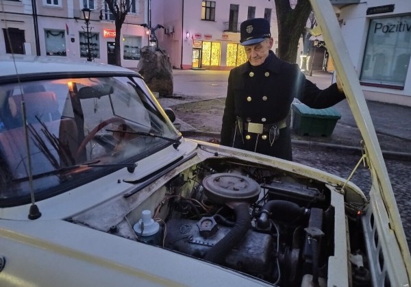 Фонарщик из Бреста показал «Москвич-412», с которым не хочет расставаться Фонарщик из Бреста показал «Москвич-412», с которым не хочет расставаться