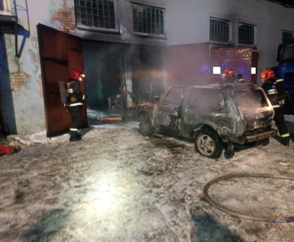 В Барановичском районе загорелся автомобиль на территории мехдвора В Барановичском районе загорелся автомобиль на территории мехдвора