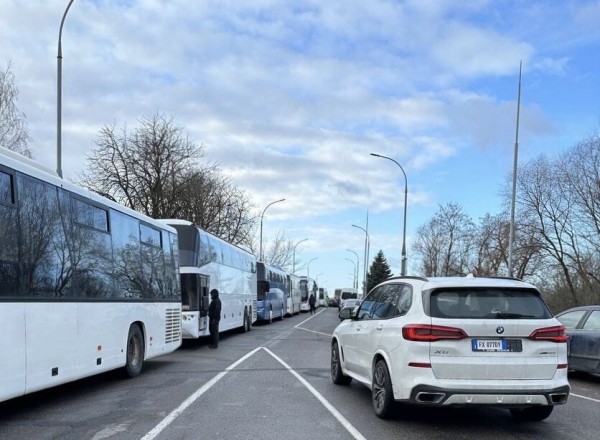 «Сейчас прайс за место — $500». Что происходит на границе накануне новогодних праздников