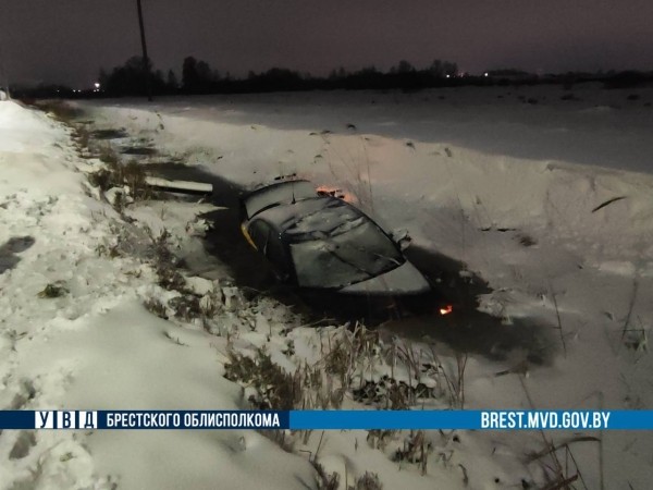 Автомобиль такси оказался в канаве. Стали известны подробности ДТП в Бресте Автомобиль такси оказался в канаве. Стали известны подробности ДТП в Бресте